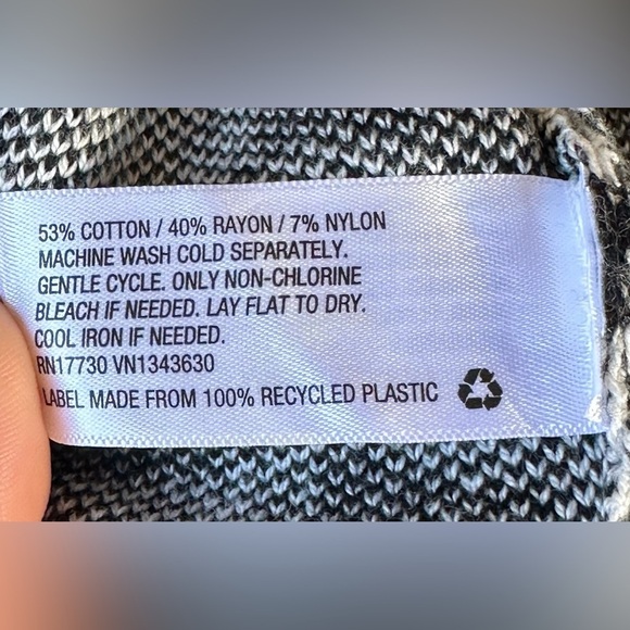 Future Collective Women's Asymmetrical V-Neck Pullover Crop Sweater Sz 3x Black - Picture 6 of 7